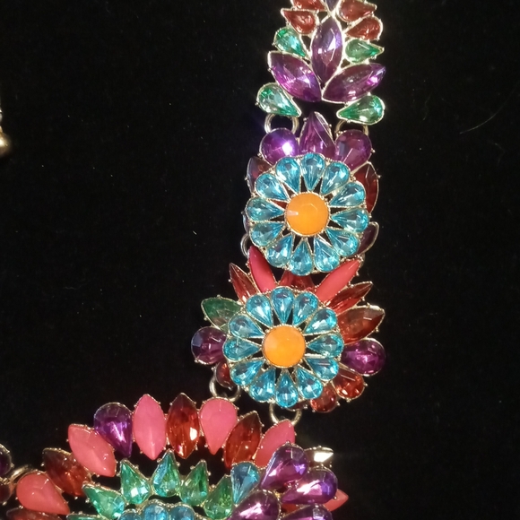 Charming Charlie statement collar bib necklace 18 to 22 inches long - Picture 11 of 11